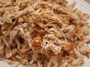 Anvisa proíbe lote de peito de frango por conter bactéria que causa meningite