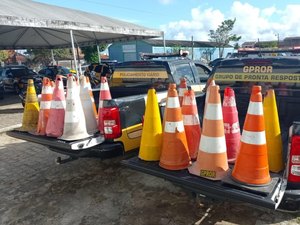 DMTT recolhe materiais utilizados para guardar vagas de estacionamento em Maceió