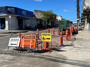 Cratera de quatro metros é “fechada” com areia e revolta moradores do Trapiche