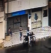 [Vídeo] Câmeras de segurança flagram roubo em frente a Casa Lotérica no Poço