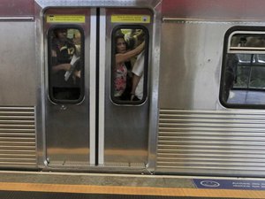 Homem foge após ejacular em mulher dentro do trem