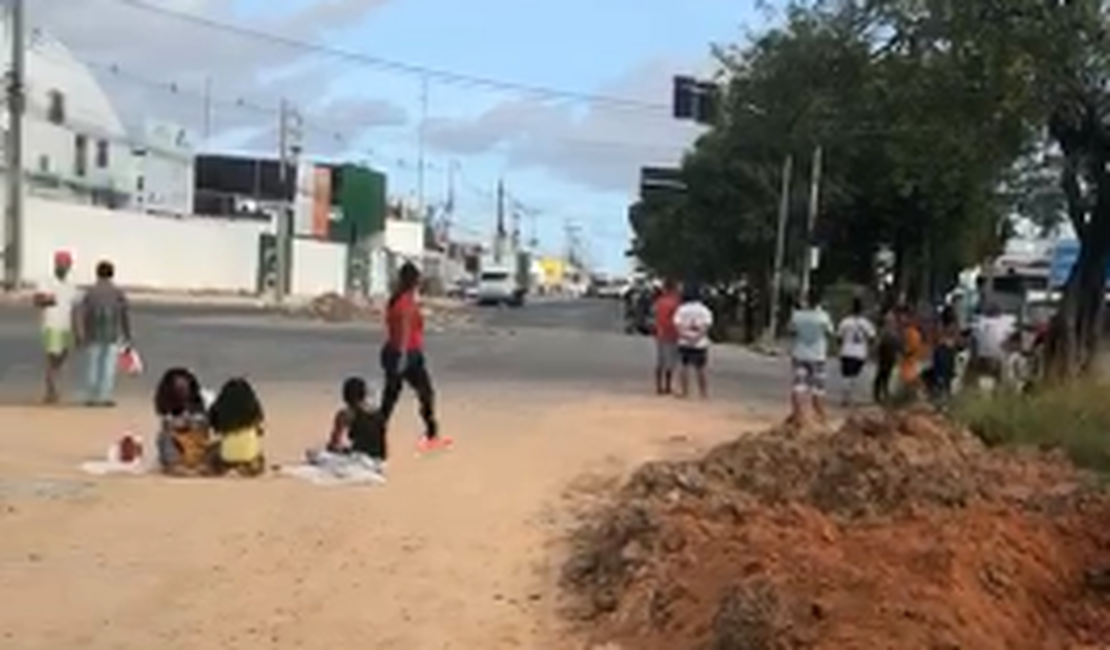 Familiares de reeducandos realizam novo protesto em Maceió