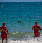 Bombeiros resgatam seis vítimas de afogamento na Praia do Francês, em Marechal Deodoro