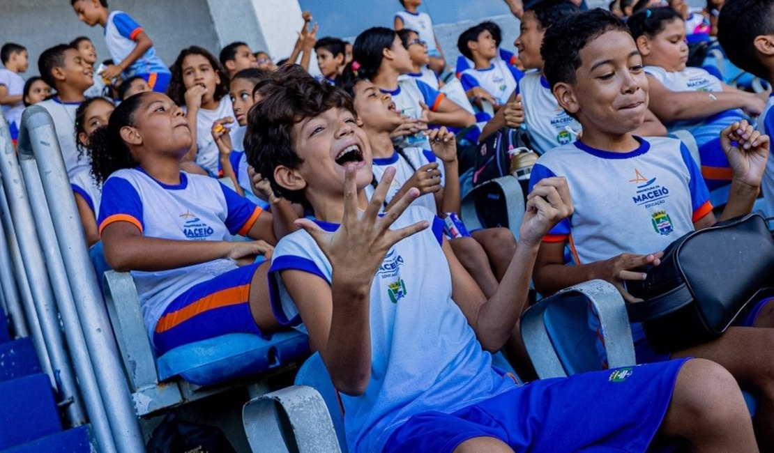 Estudantes vivenciam experiência do Projeto Jovem Torcedor no Rei Pelé