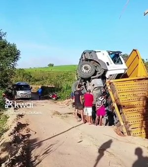 [Vídeo] Treminhão vira na zona rural do município de Porto Calvo