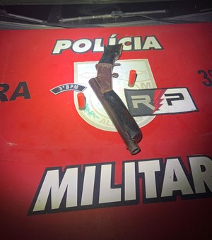 Briga entre amigos termina em coronhada e apreensão de arma em Arapiraca