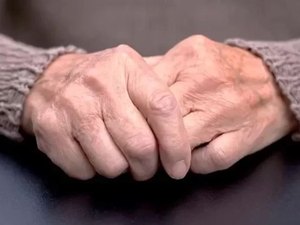 Família interdita idoso de 84 anos que deu R$ 190 mil à namorada de 34