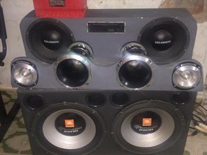 Após denúncia, PM recolhe paredão de som em Arapiraca