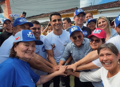JHC faz aparição em feira de Arapiraca ao lado de Célia Rocha