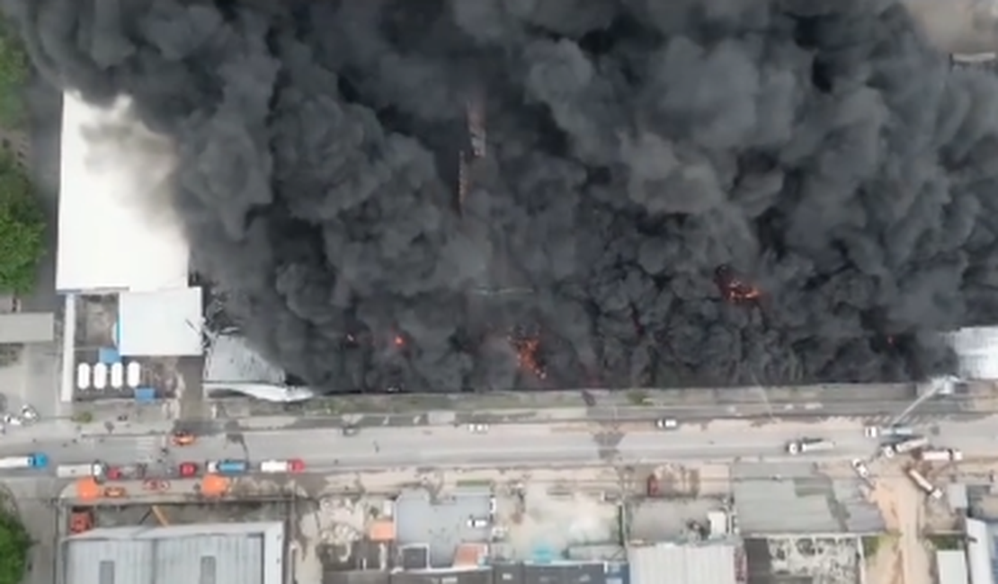 Grande nuvem de fumaça mostra a dimensão de incêndio no Distrito Industrial
