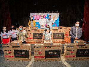 Prefeito Luciano entrega televisores e equipamentos didáticos a escolas e creches em Arapiraca