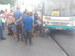 Ônibus e moto se chocam no centro de Arapiraca