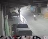 Câmera flagra homem furtando placas de veículos estacionados em Arapiraca