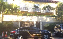 Carro da PF na porta da casa o presidente do COB, Carlos Arthur Nuzman.
