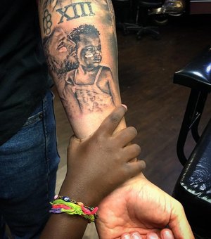 Ator Bruno Gagliasso faz tatuagem com seu rosto e da filha