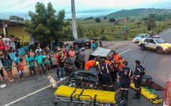 Vítima fica presa às ferragens após colisão frontal entre veículos no Sertão