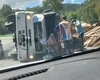 Caminhão carregado com madeira tomba na BR-316, em Satuba