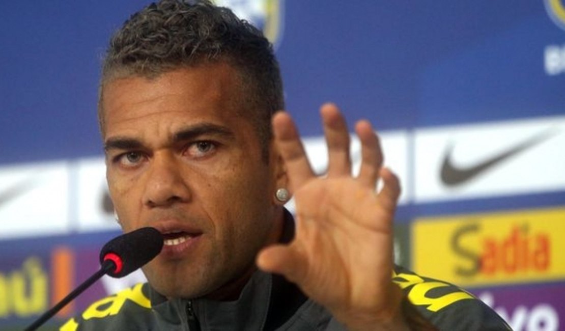 Afiado, Daniel Alves distribui patadas a críticos e detona ex-jogador inglês