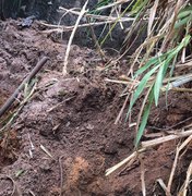 Barreira desaba e deixa mulher soterrada no Bebedouro, em Maceió