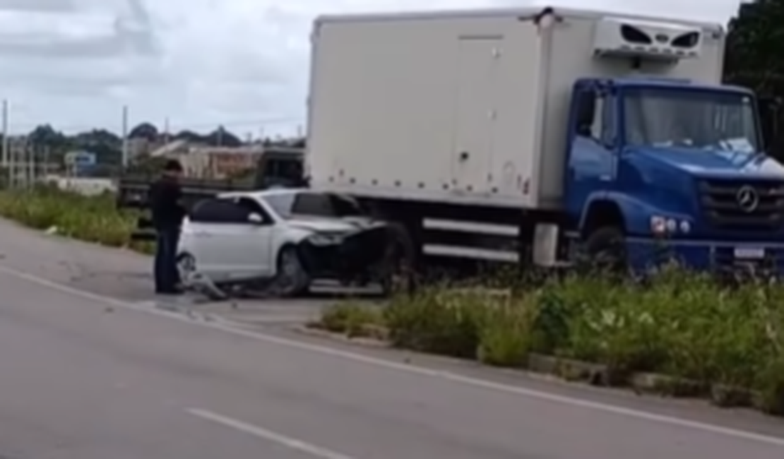Carro fica preso embaixo de caminhão-baú após colisão no Sítio Capim, em Arapiraca