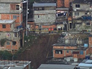 Deslizamento de encosta deixa 12 famílias desalojadas no Rio de Janeiro