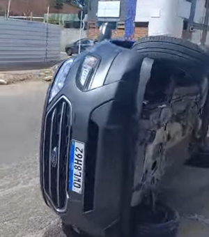 [Vídeo] Carro capota após colisão com outro veículo no bairro do Pinheiro