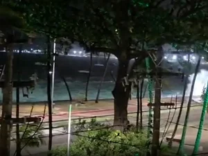 Ressaca forte assusta moradores e provoca estragos na orla de Maceió