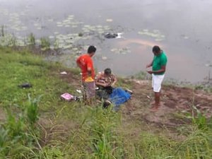 Condutora perde o controle, atropela homem e carro cai em açude 