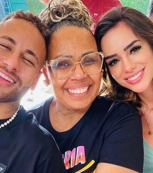 Neymar e Bruna Biancardi posam juntos em foto feita por cantora