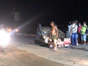[Vídeo] Carro  capota em Palmeira dos Índios e uma vítimas fica presa às ferragens