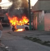 [Vídeo] Carro pega fogo e assusta moradores em avenida no Benedito Bentes I