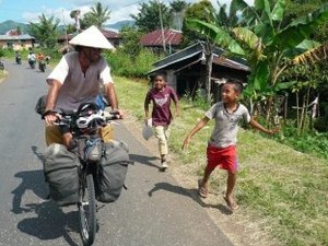Homem que dá volta ao mundo de bicicleta chega a Maceió