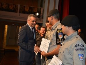 Policiais recebem homenagem da cúpula da Segurança Pública no Teatro Deodoro
