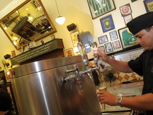 Profissão de garçom é regulamentada com piso salarial de R$ 2.811