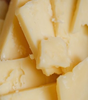 Prefeitura de Maceió notifica cooperativa por suspeita de adulteração de queijo fornecido a escolas municipais