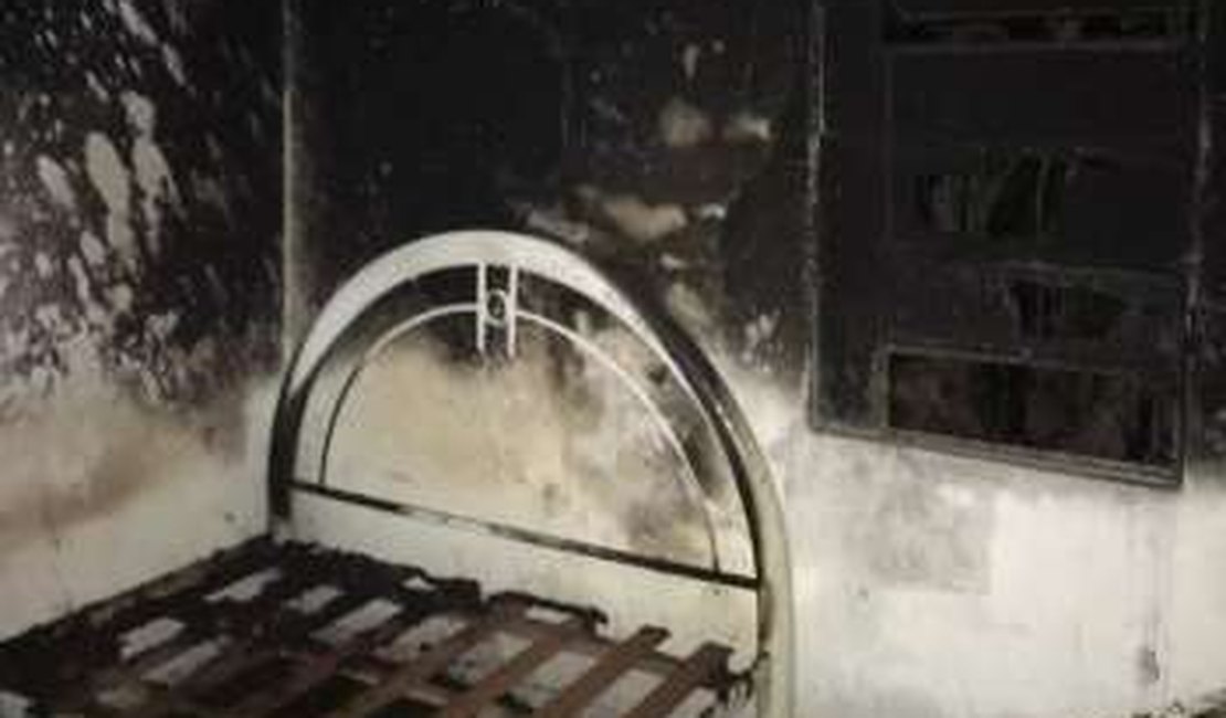 Incêndio destrói primeiro andar de residência no Antares