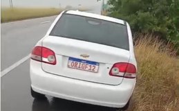 [Vídeo] Morador encontra táxi roubado às margens da BR-101, em Luziápolis
