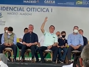 [Vídeo] Bolsonaro levanta coro e apoiadores atacam Renan Calheiros
