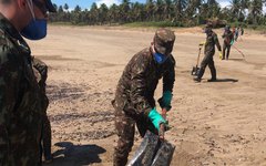 Militares fazem limpeza nas praias alagoanas 