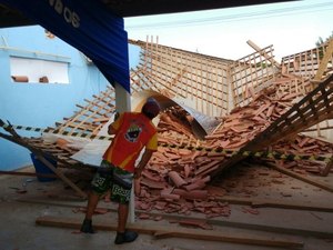 [Vídeo] Telhado de escola municipal cai e alunos ficam feridos em Arapiraca
