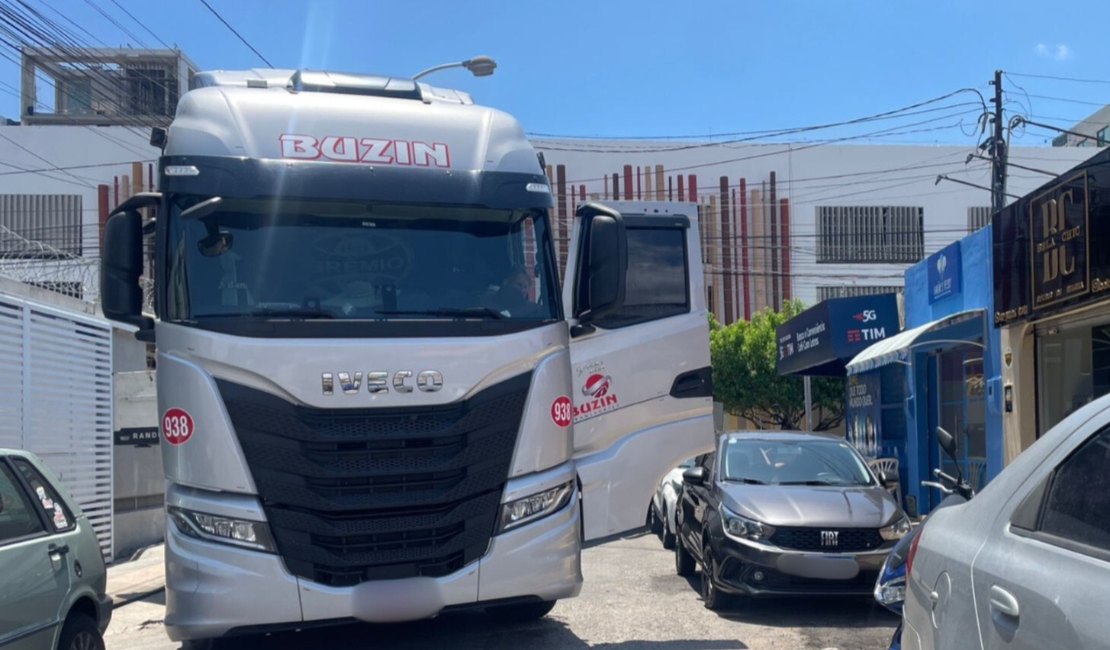 Caminhão fica preso em rua estreita da Jatiúca e compromete trânsito por mais de uma hora