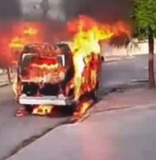 Kombi pega fogo e é destruída pelas chamas no bairro Cavaco, em Arapiraca