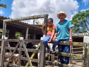 [Vídeo] Talento de família: Aos 9 anos, Sofia faz versos e canta toada de vaqueiro com o avô