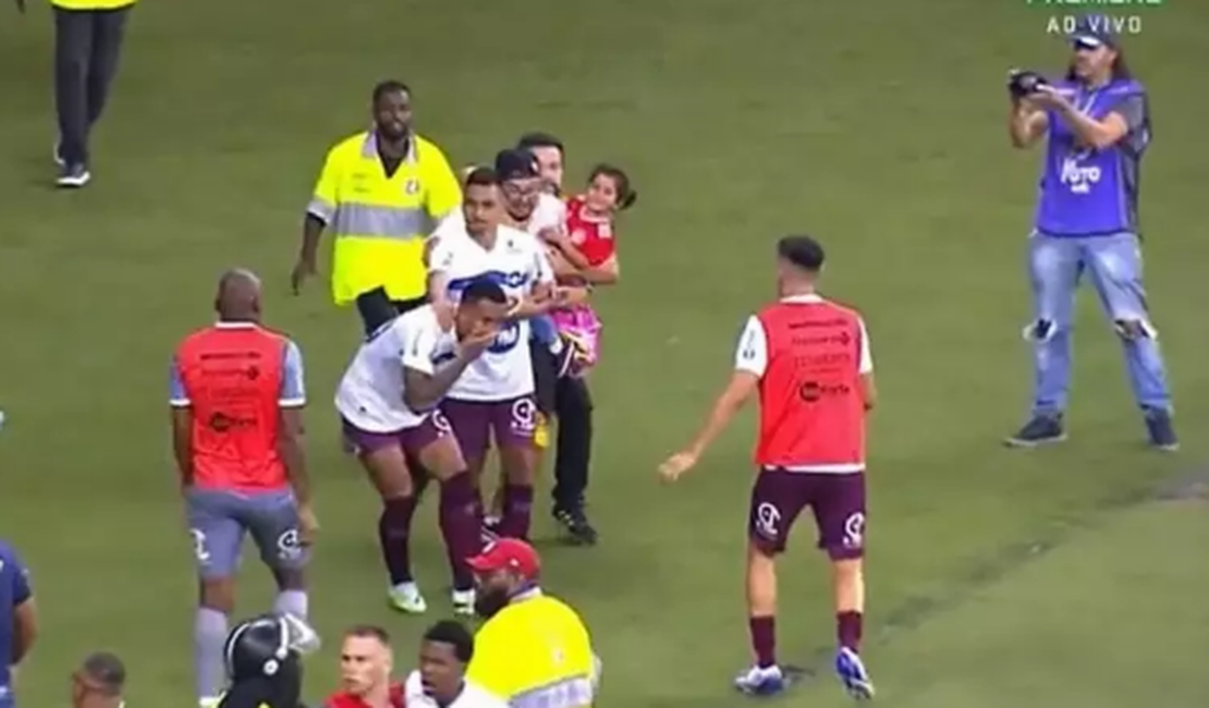 Torcedor invade campo com criança no colo e agride jogador