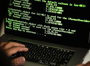 Novo tipo de golpe com IA usa sua voz e dados contra você