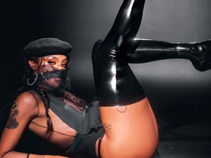 Pabllo Vittar sensualiza com pernas para o alto e detalhe impressiona