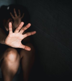 Mãe é presa por agredir filha que não quis tomar banho; menina vai para UPA vomitando sangue