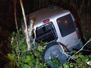 Condutor perde controle de veículo e capota na AL 110 em Arapiraca