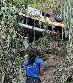 Polícia Científica aguarda retirada de ônibus do acidente na Serra da Barriga para nova perícia