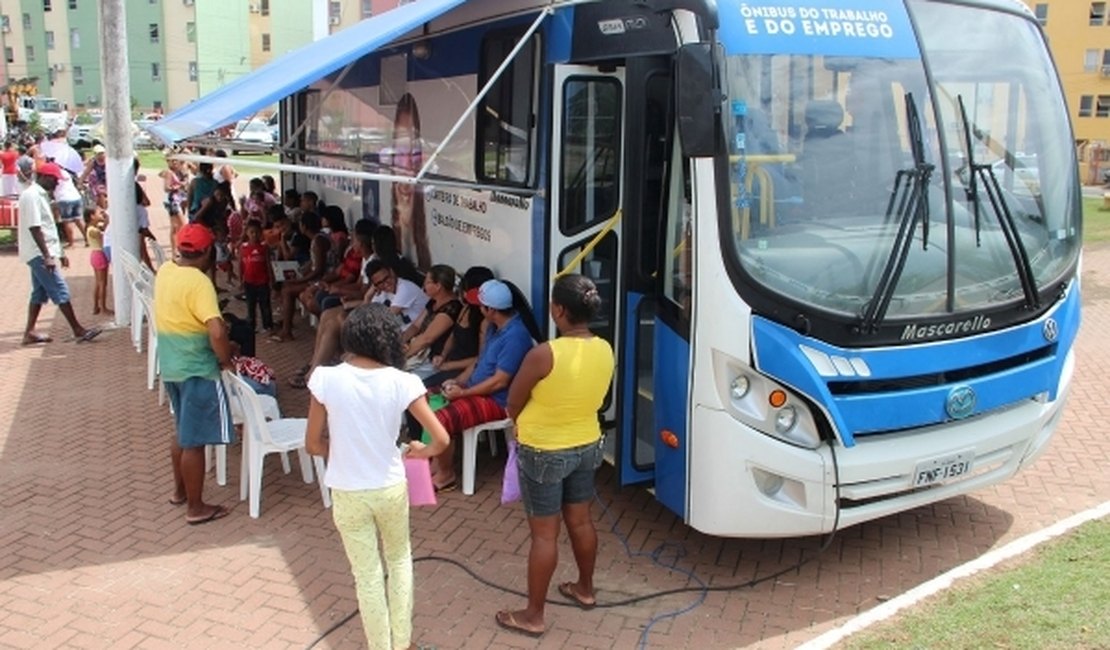 Ônibus do Trabalho e Emprego atende 100 trabalhadores no Jacintinho